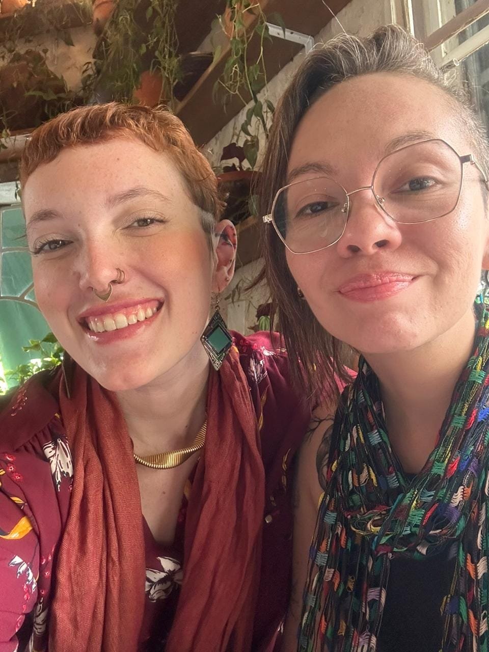 Luísa e Nirvanna sorrindo juntas
