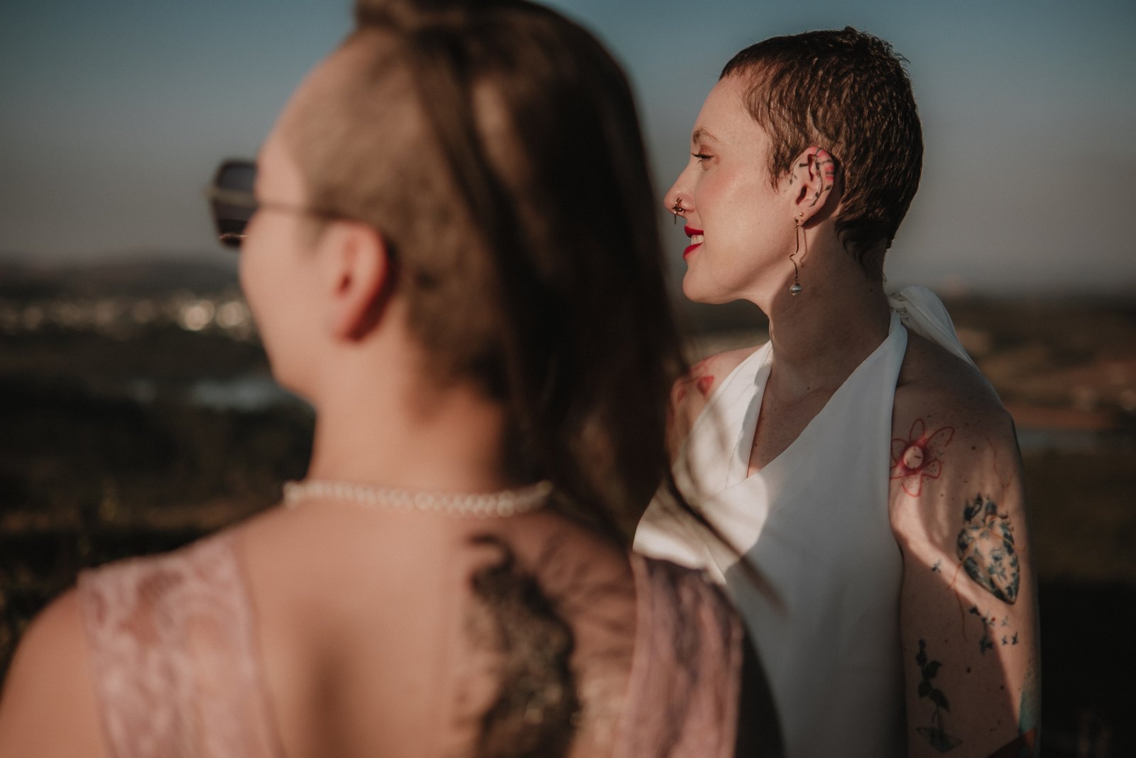 Luísa e Nirvanna em um momento carinhoso ao ar livre